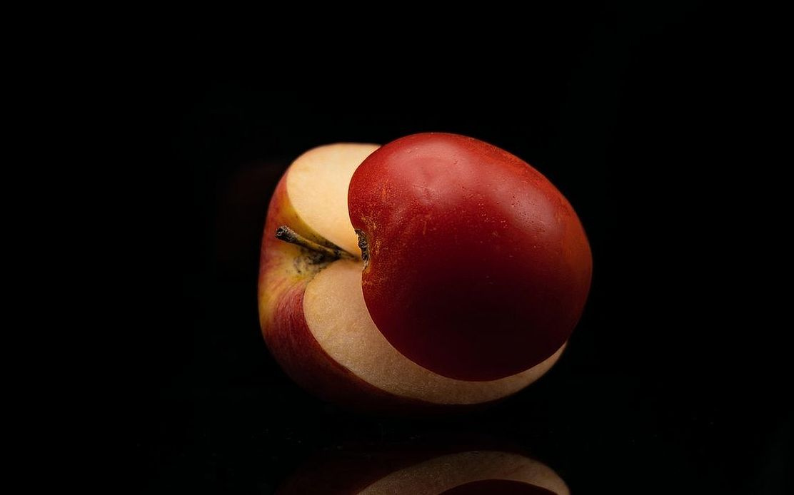 Soğuk limonata ve taze çilek dilimleri